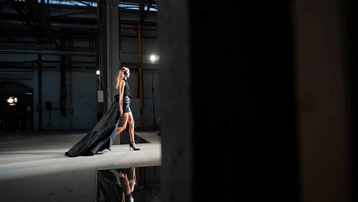 Fashion-Look in industrieller Kulisse – Kreatives Shooting mit den Rollei-Studioblitzen