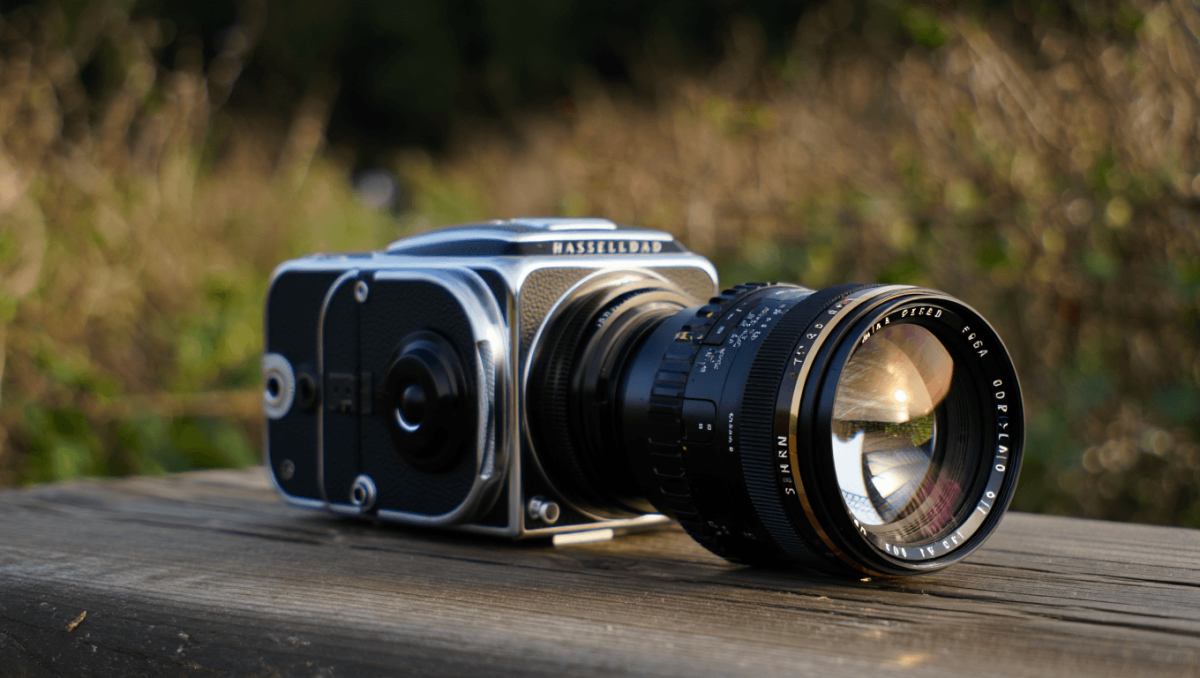 Modulares Hasselblad System mit Lichtschachtsucher, Objektiv, Kamerabody, Magazin, Lichtschachtsucher
