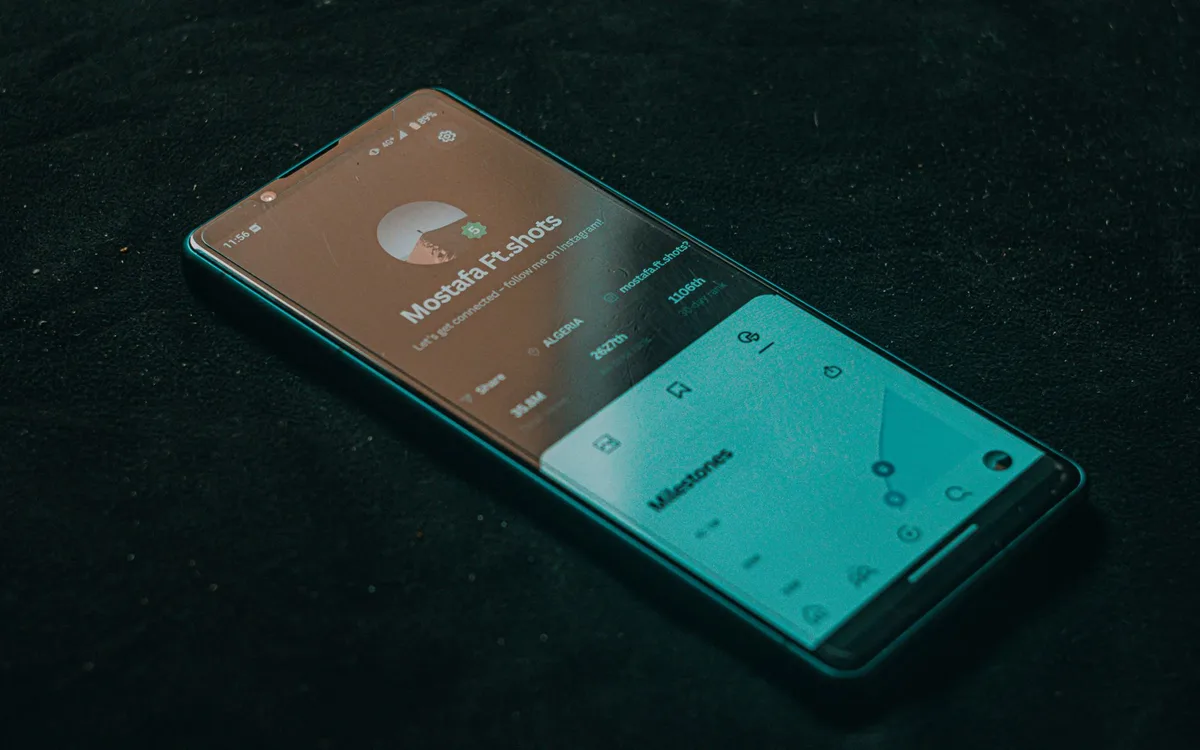 Smartphone-Bildschirm mit aktiviertem Dark Mode und reduzierter Helligkeit
