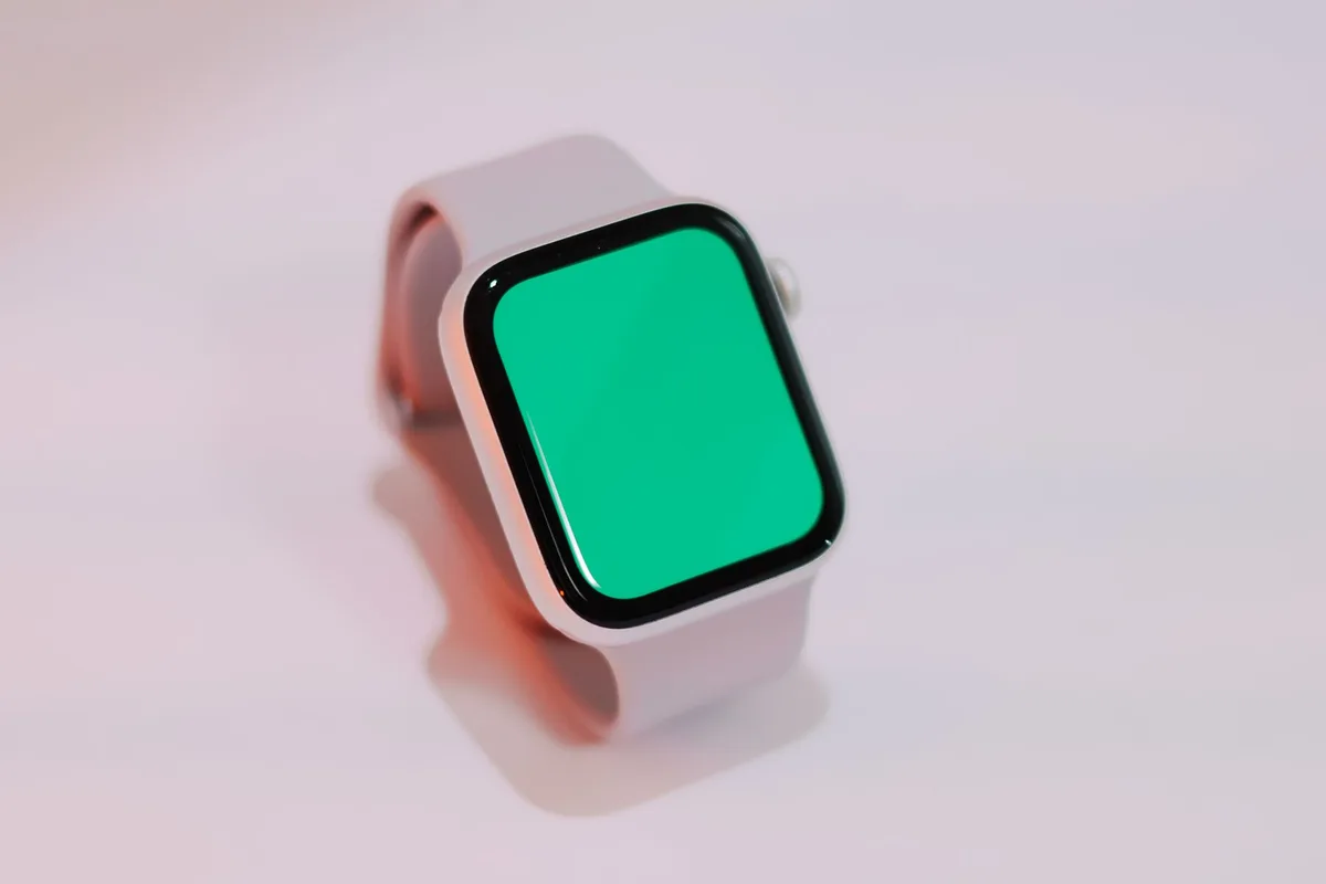 Smartwatch-Display mit hoher Helligkeit, lesbar in direkter Sonneneinstrahlung