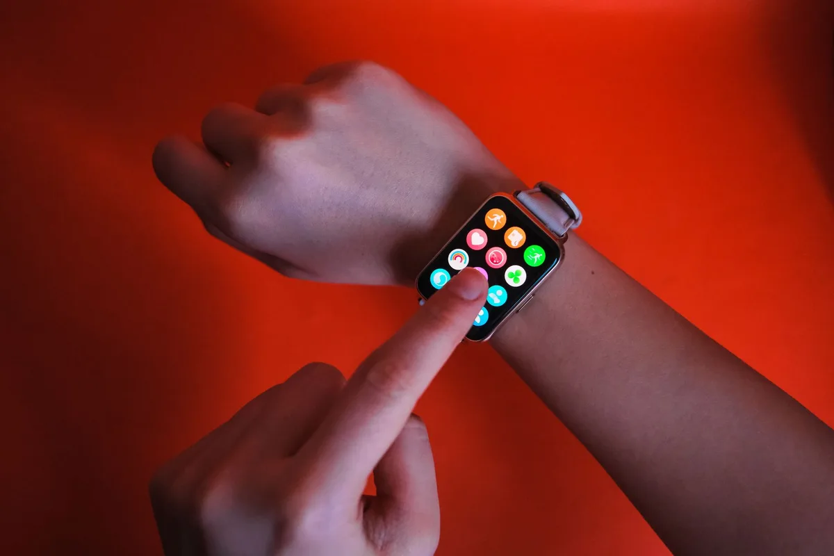 Smartwatch an einem Handgelenk im hellen Sonnenlicht mit gut ablesbarem Display