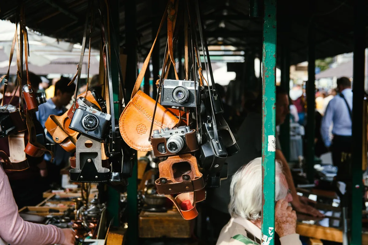 Verschiedene analoge Kameras und Objektive auf einem Flohmarkt oder bei einer Kamerabörse ausgestellt