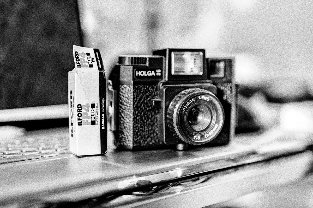 Schwarz-Weiß-Film wird in eine analoge Kamera eingelegt zum Funktionstest