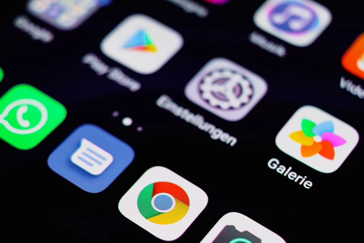 Langes Tippen auf ein App-Symbol im Men&uuml; eines Android-Smartphones
