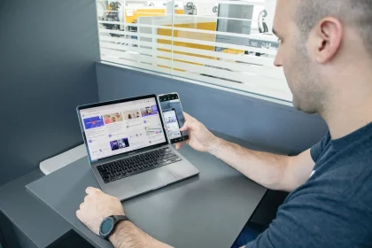 Smartphone-Bildschirm mit mehreren schwebenden App-Fenstern, die übereinander angeordnet sind