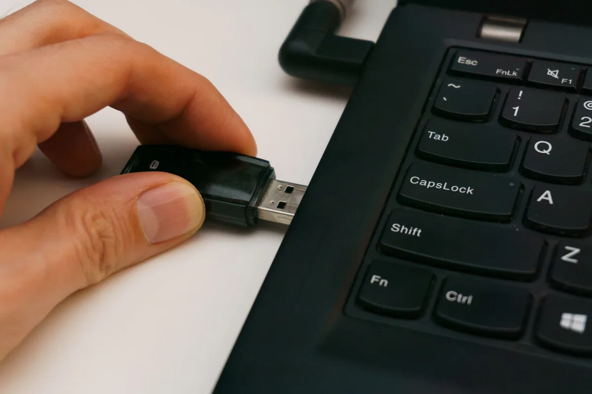 USB-Stick wird in einen USB-Adapter eingesteckt, der mit einem Smartphone verbunden ist