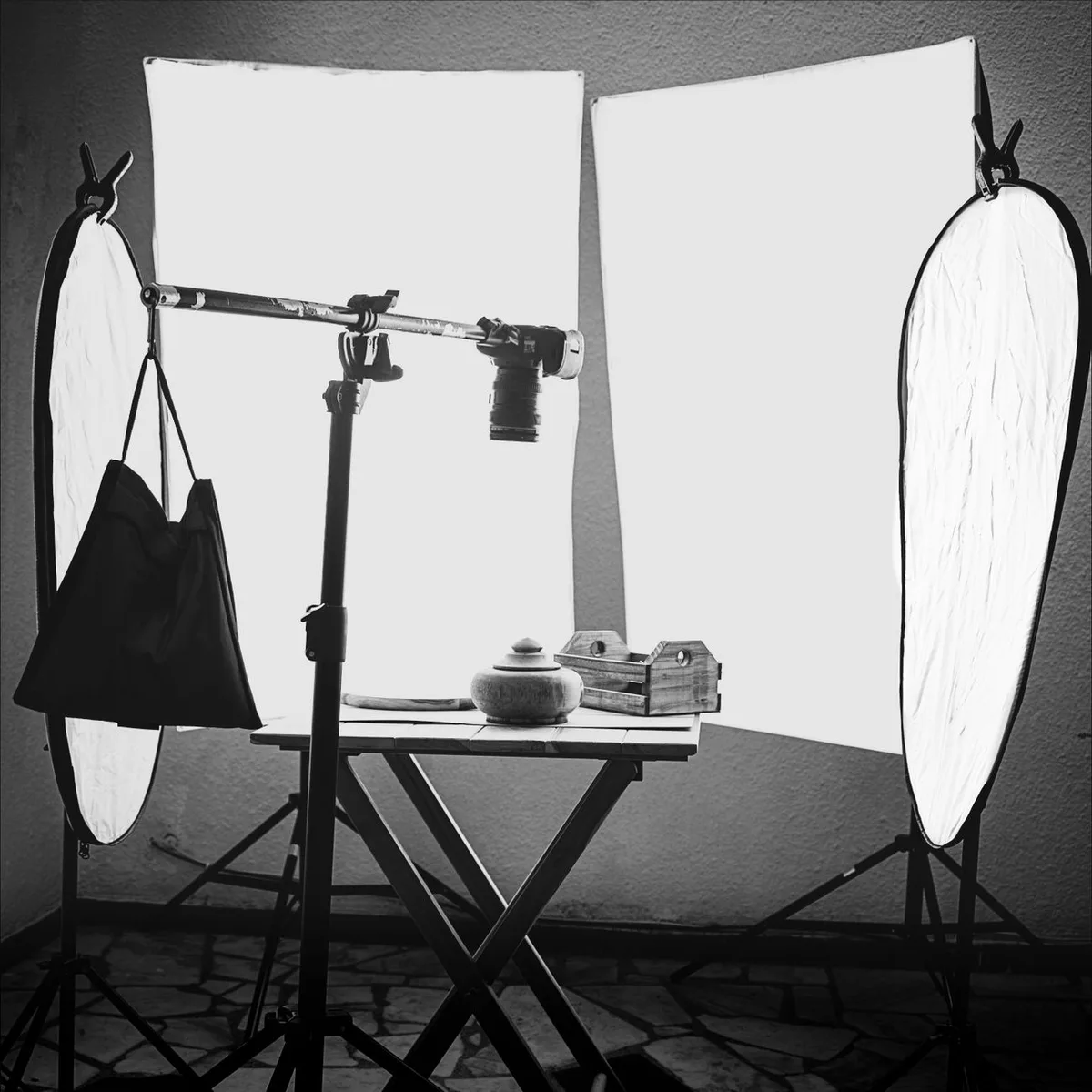 LED-Dauerleuchte auf Stativ mit warmem Licht in einem Fotostudio