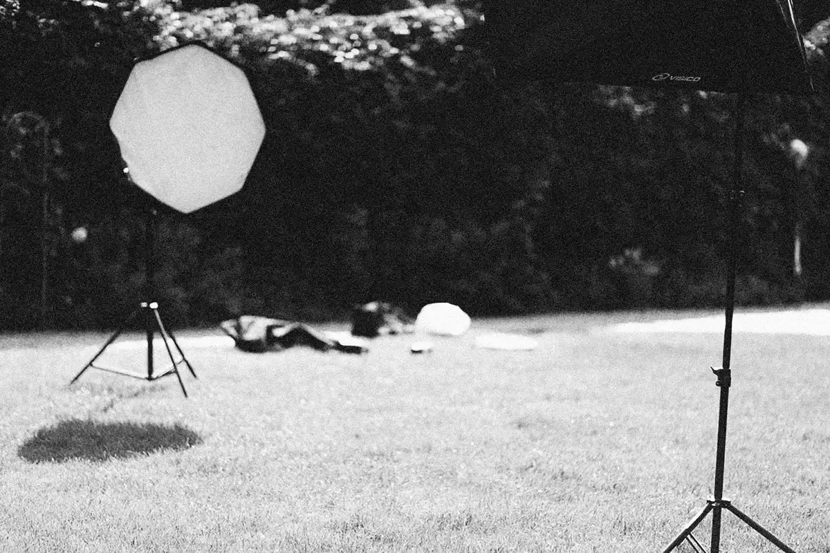 Parabol-Softbox mit Diffusor an einer Dauerleuchte f&uuml;r weiches Licht