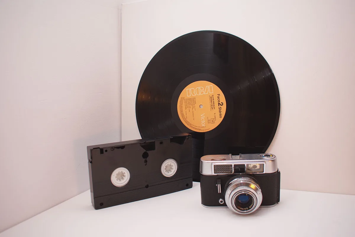 Alte Kameras, Schallplatten und mechanische Ger&auml;te ohne digitale Vernetzung