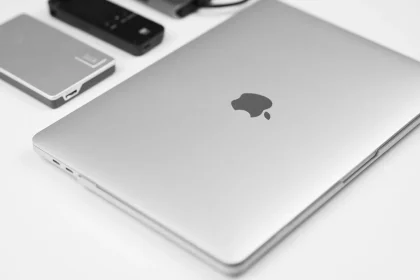 Externe Festplatte wird mit USB-Adapter an Smartphone angeschlossen