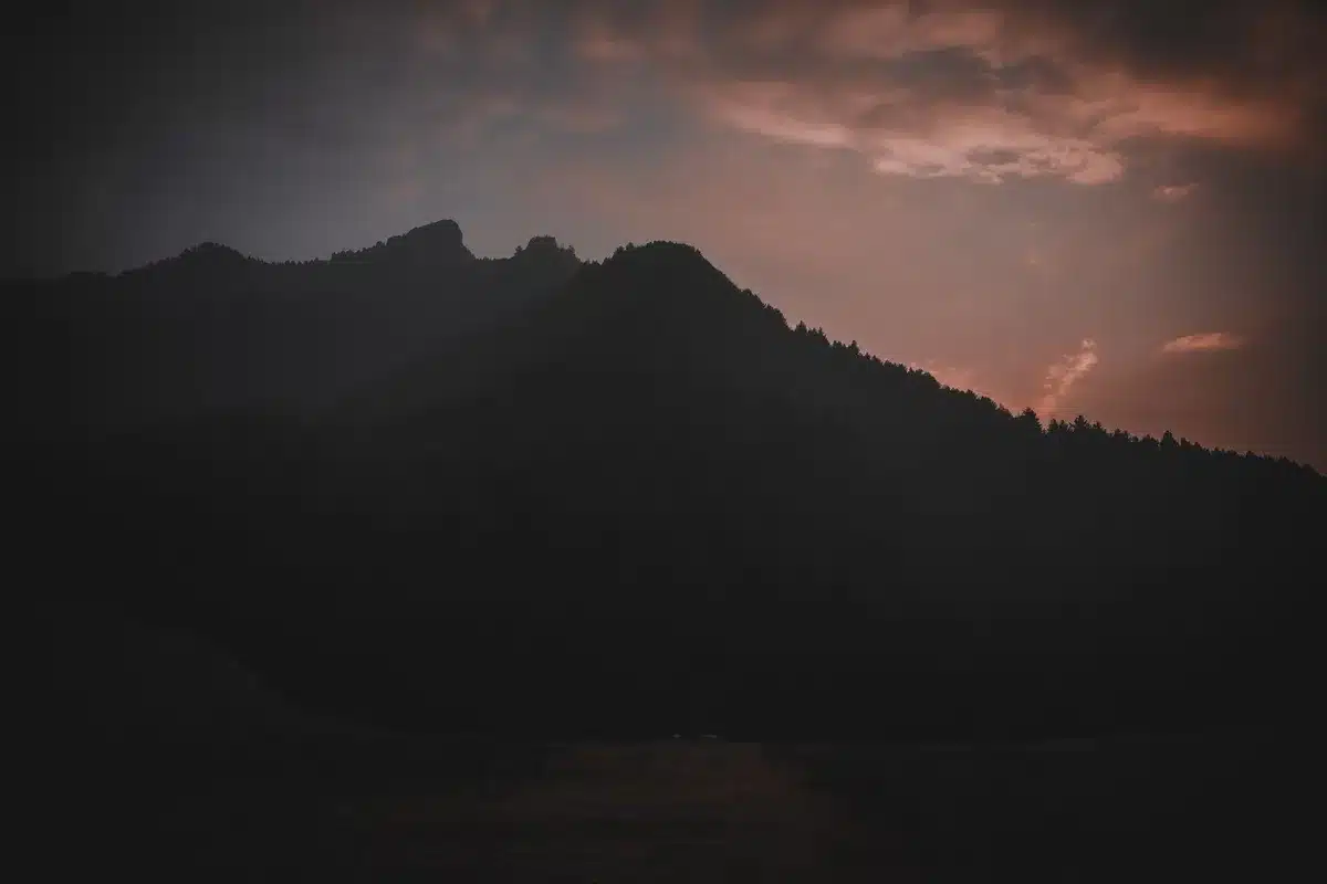 Dramatische Wolkenformationen und Himmelstrukturen in einer Landschaftsaufnahme
