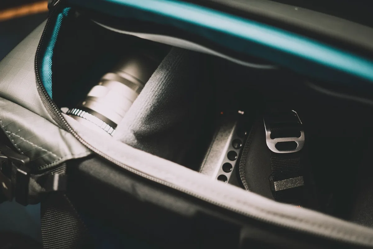 Ge&ouml;ffneter Fotorucksack mit organisiertem Innenleben und Kameraausr&uuml;stung