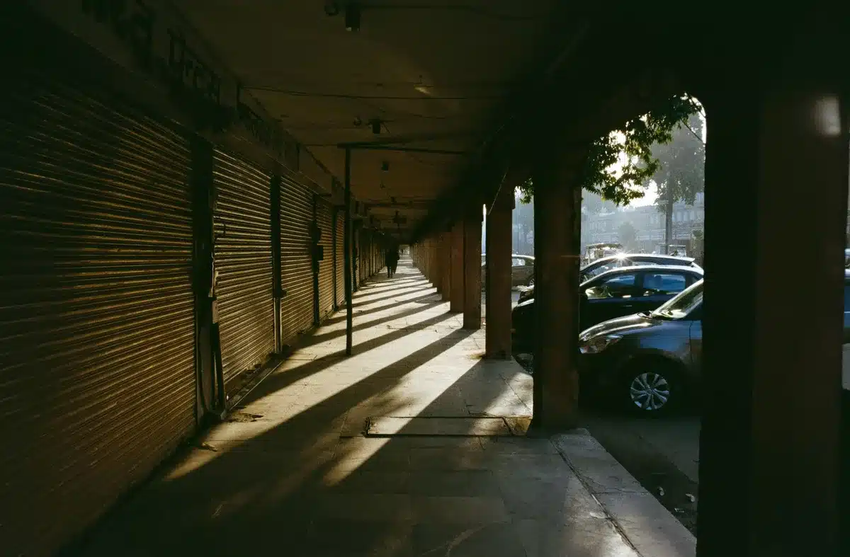Ruhige Morgenstra&szlig;e mit Stra&szlig;enlaternen und alten Hausfassaden in goldenem Fr&uuml;hlichts