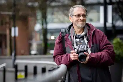 Fotograf mit Kamera bei Straßenerkundung in einer Großstadt