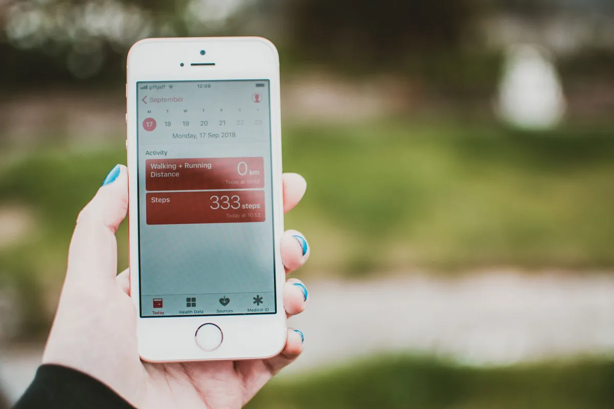 Smartphone zeigt Fitness-Tracking-App mit Geschwindigkeitsdaten