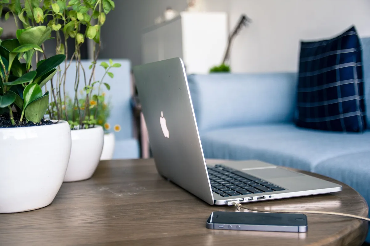 Kompakter Laptoptisch auf Rollen in kleinem Wohnzimmer neben Sofa