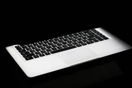 Kompakter höhenverstellbarer Laptoptisch mit Gasfeder und geneigter Arbeitsfläche in modernem Homeoffice