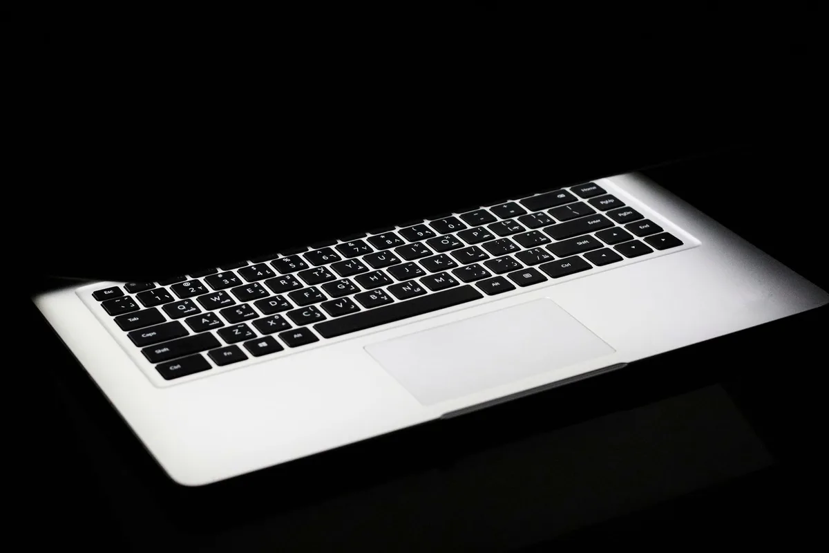 Kompakter höhenverstellbarer Laptoptisch mit Gasfeder und geneigter Arbeitsfläche in modernem Homeoffice