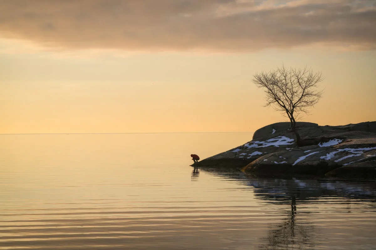 Ruhige Naturlandschaft, die meditative Beobachtung und Achtsamkeit in der Fotografie vermittelt.