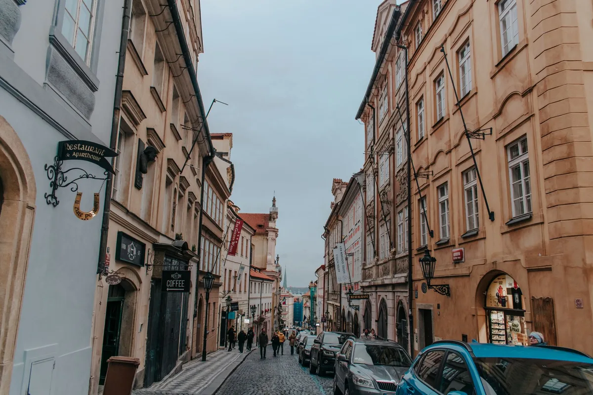 Graue, verhangene Stra&szlig;enz&uuml;ge und Caf&eacute;s in Prag wie in &Scaron;nobls fotografischen Arbeiten