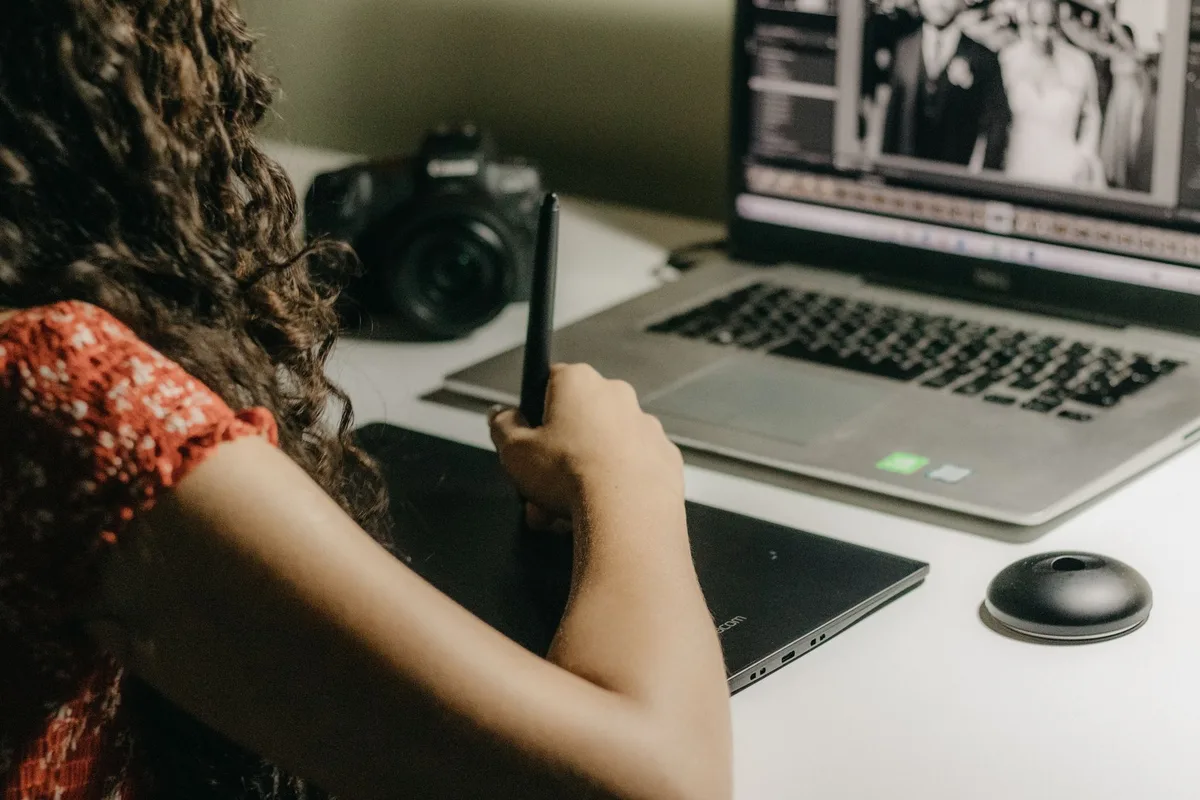 K&uuml;nstler arbeitet an digitalem Design und Bildbearbeitung am Computer im Studio