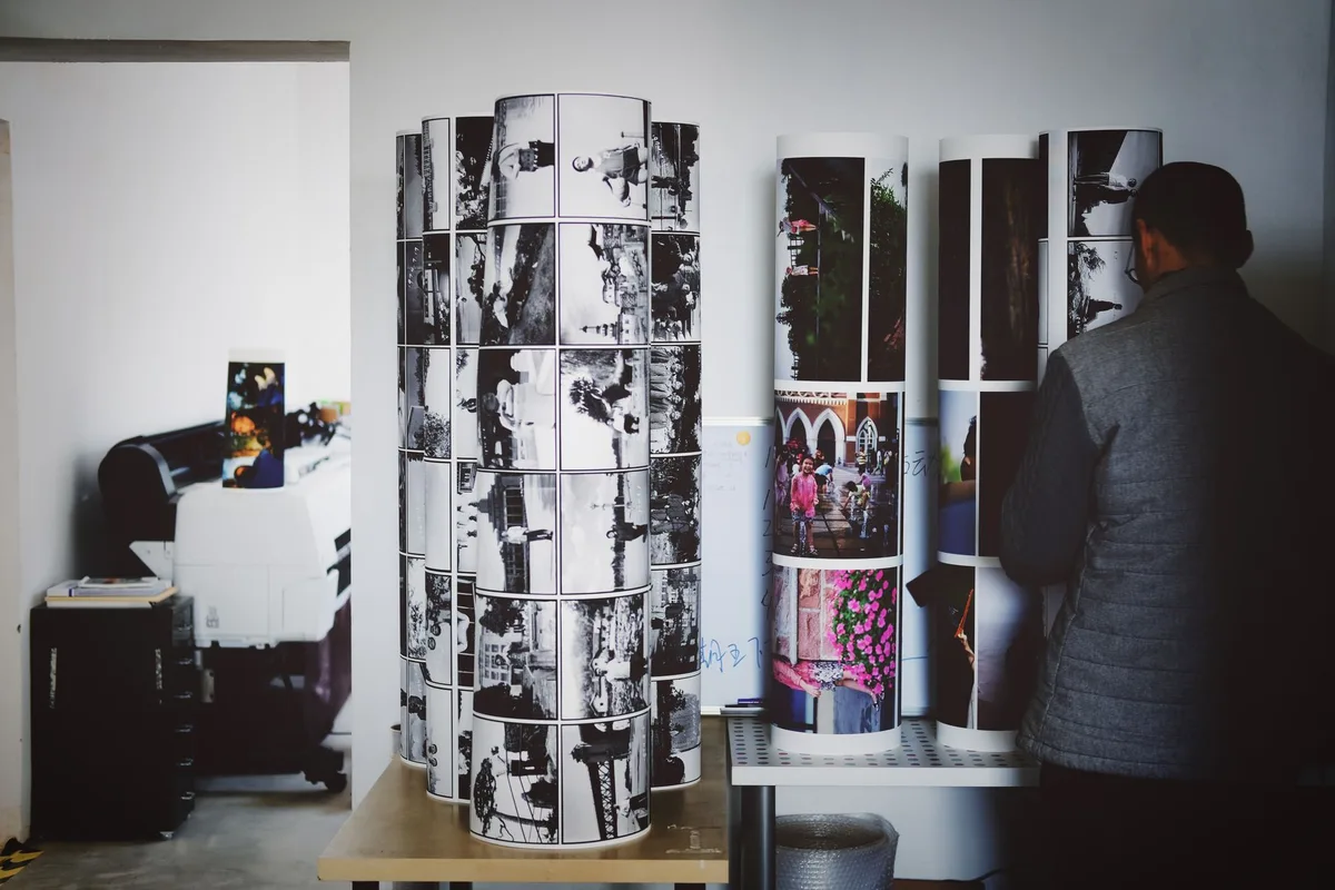 Gro&szlig;formatiger Fotodruck an einer Galeriewand, der Licht und Details eindrucksvoll zur Geltung bringt