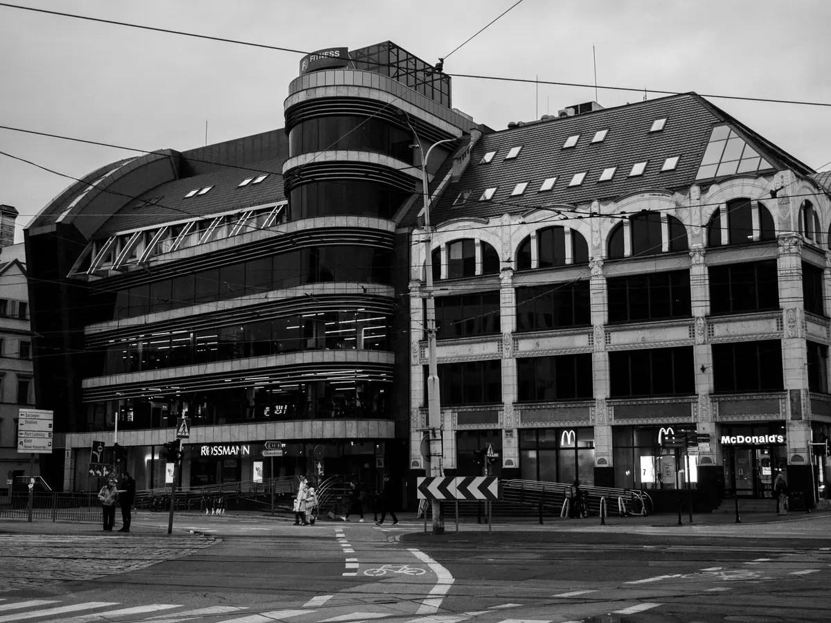 Belebte Stra&szlig;enszene mit Fu&szlig;g&auml;ngern und urbanen Strukturen