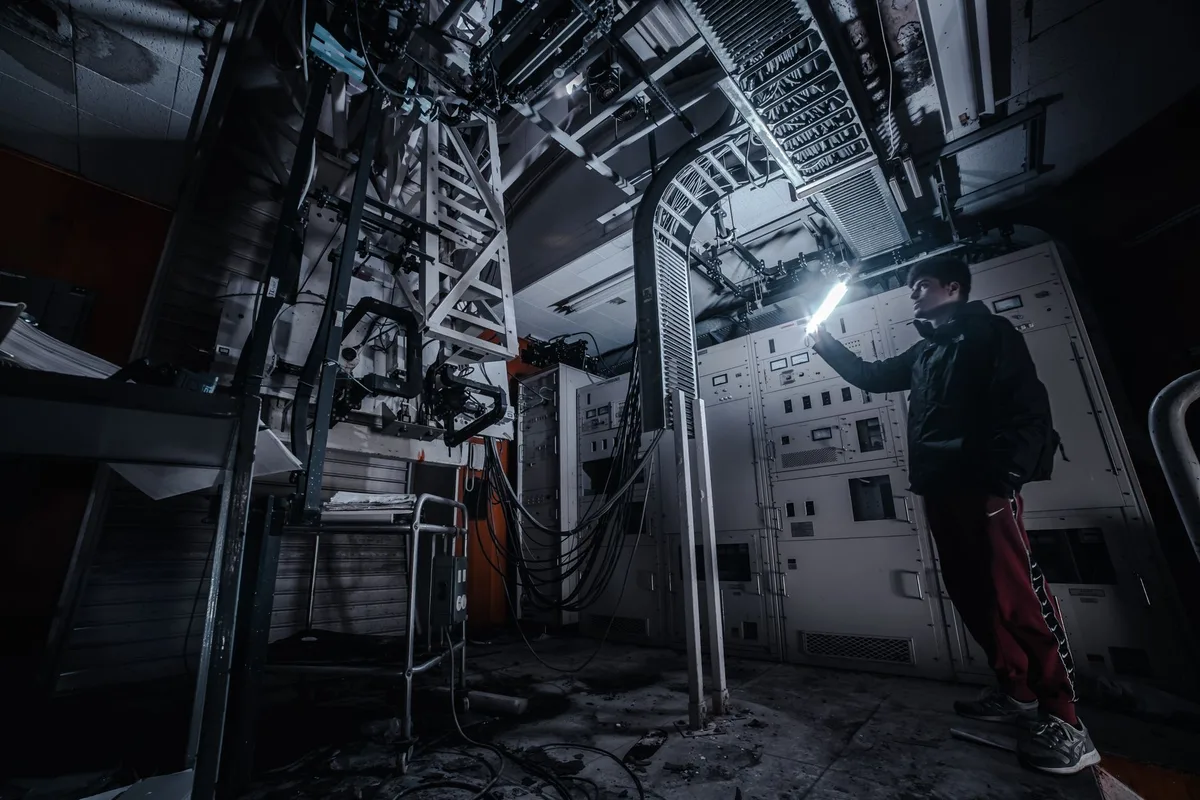 Portr&auml;tfotografie in verlassenem Technikraum mit farbigen LED-Lichtern und Neon-Effekt