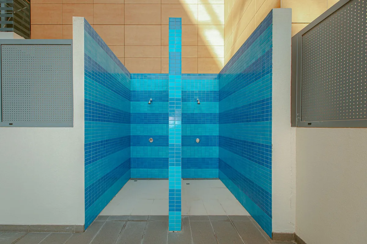 Portr&auml;taufnahme in leerer Umkleide mit blauem Gegenlicht und Silhouetteneffekt