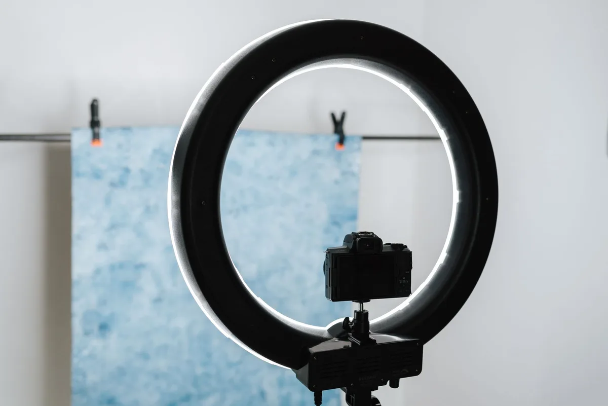 Kompakte LED-Stablichter mit Magnetmontage f&uuml;r flexible Positionierung bei Fotografie