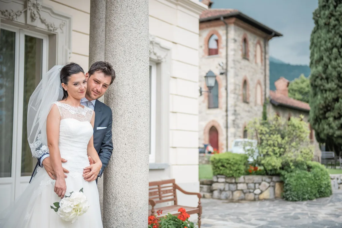 Hochzeitspaar beim Shooting in eleganter Schlossumgebung mit nat&uuml;rlichem Licht