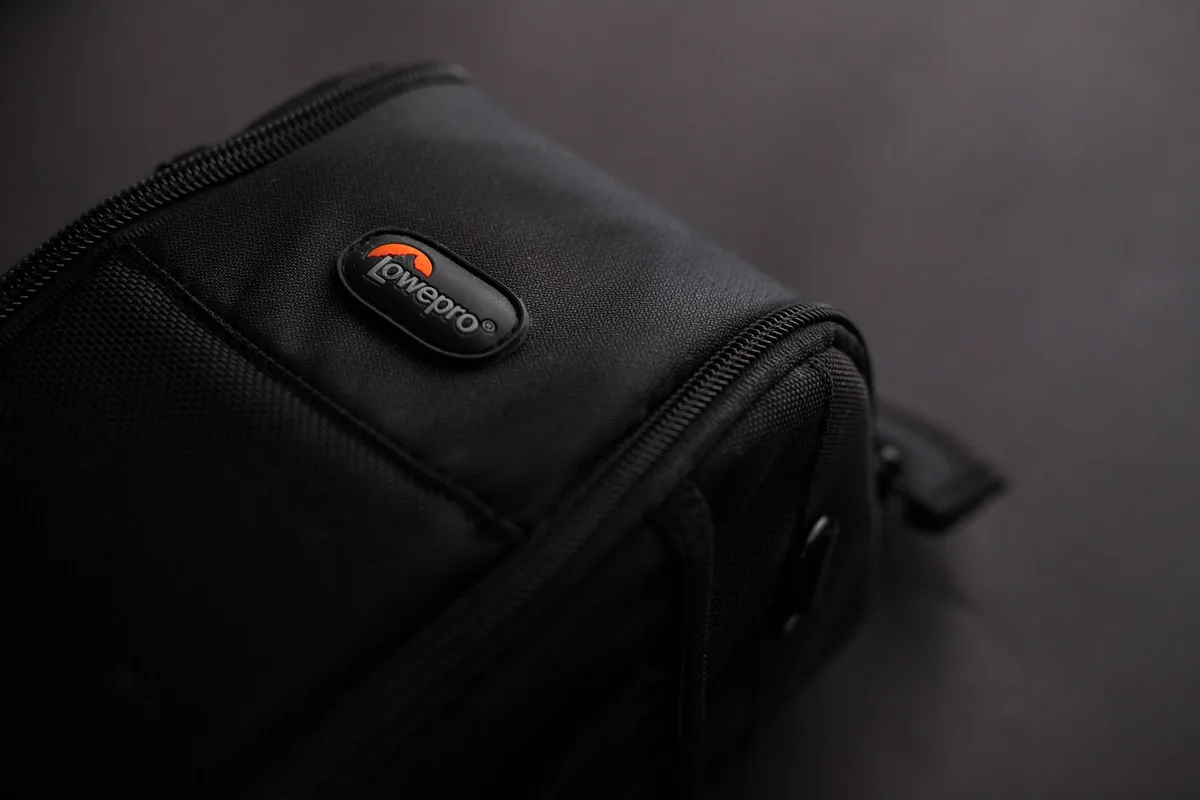 Fotografin packt kompakte LED-Leuchten in eine kleine Fototasche