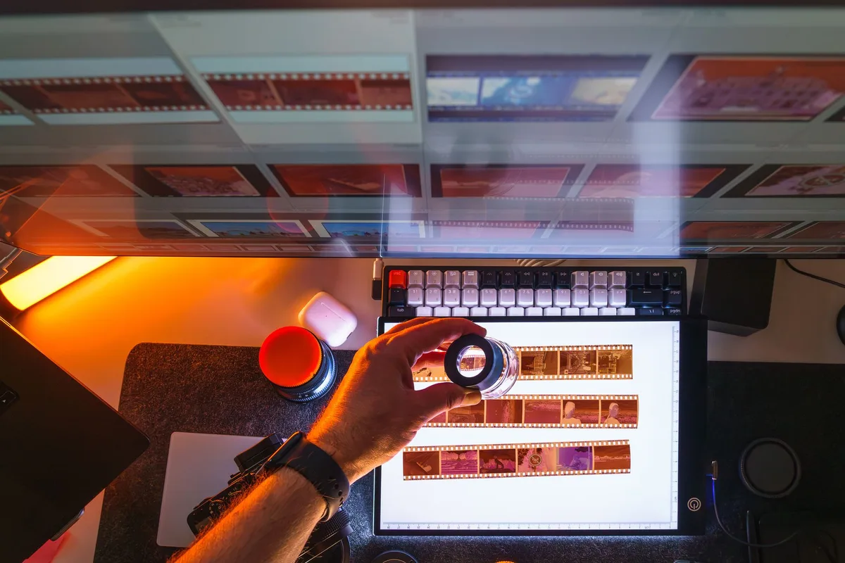 Analogfilm wird in eine Mittelformatkamera eingelegt &ndash; Symbol f&uuml;r bewusste, handwerkliche Fotografie
