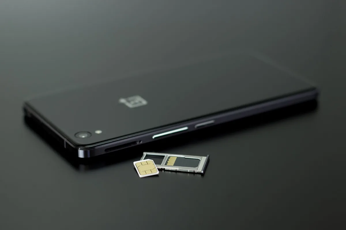 SIM-Kartenschacht eines Smartphones mit Kontakten