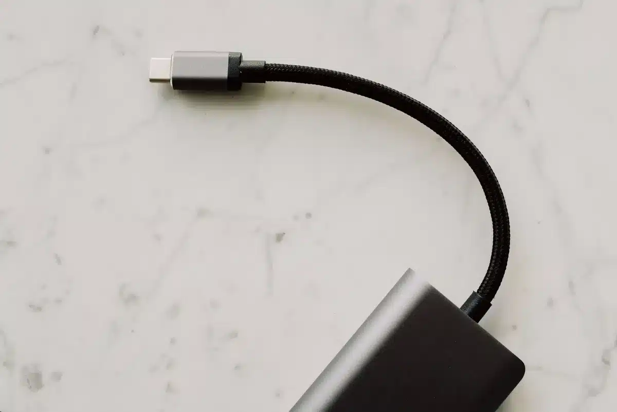 Notebook wird über USB-C-Anschluss mit modernem Ladegerät versorgt