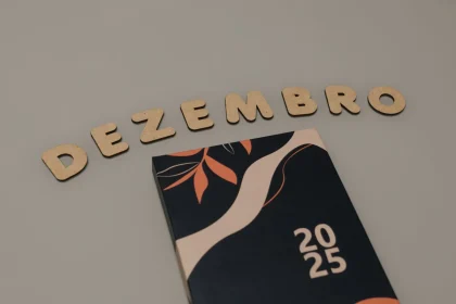 Verzögerte Produktlieferung: Kalender mit durchgestrichenen Daten und wartende Verpackungen