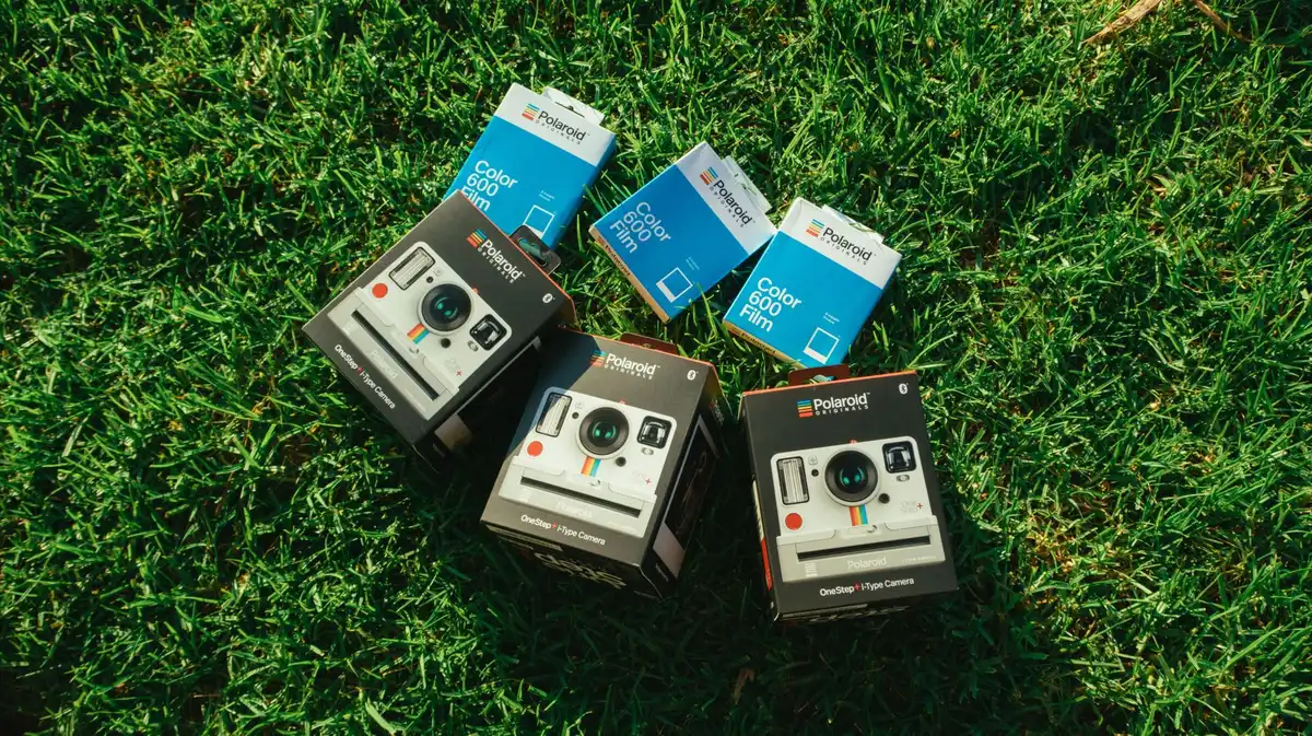 Filmpacks und Zubehör wie Case, Fotoalbum und Gurt im Pokéball-Design