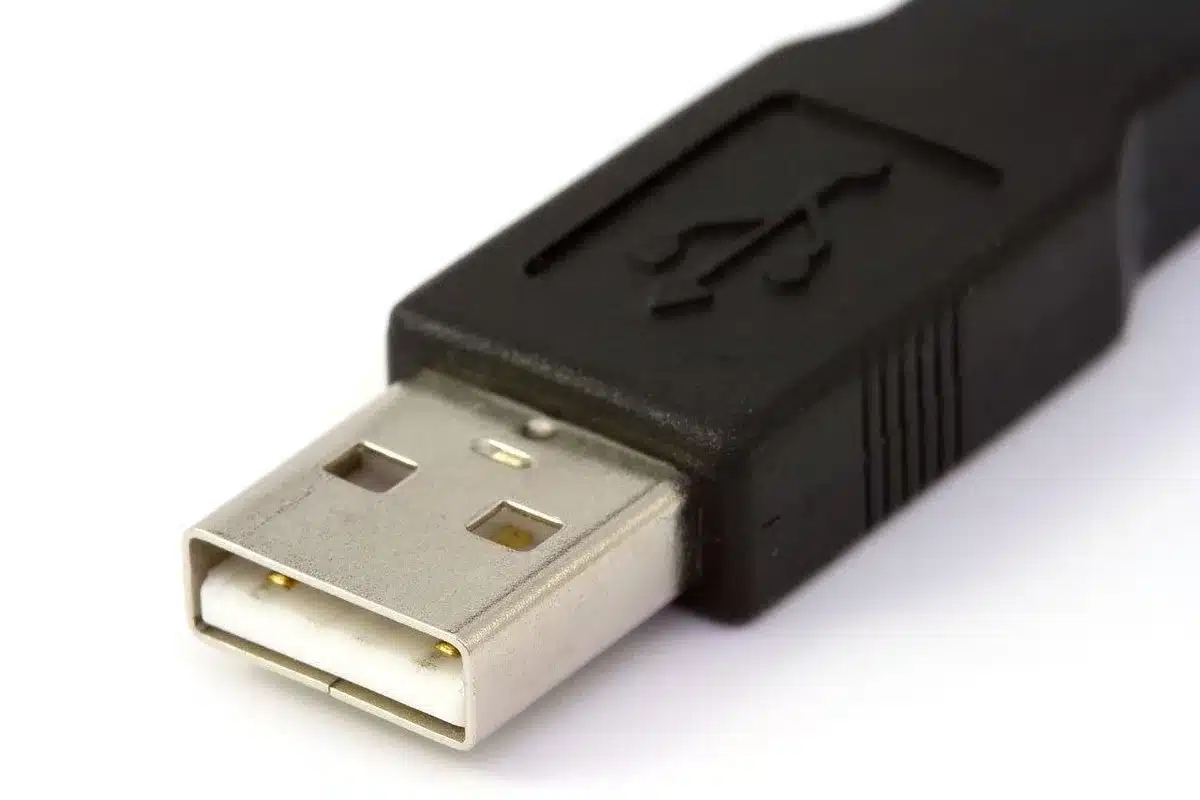 Verschiedene USB-Anschl&uuml;sse und integriertes Kabel der Powerbank