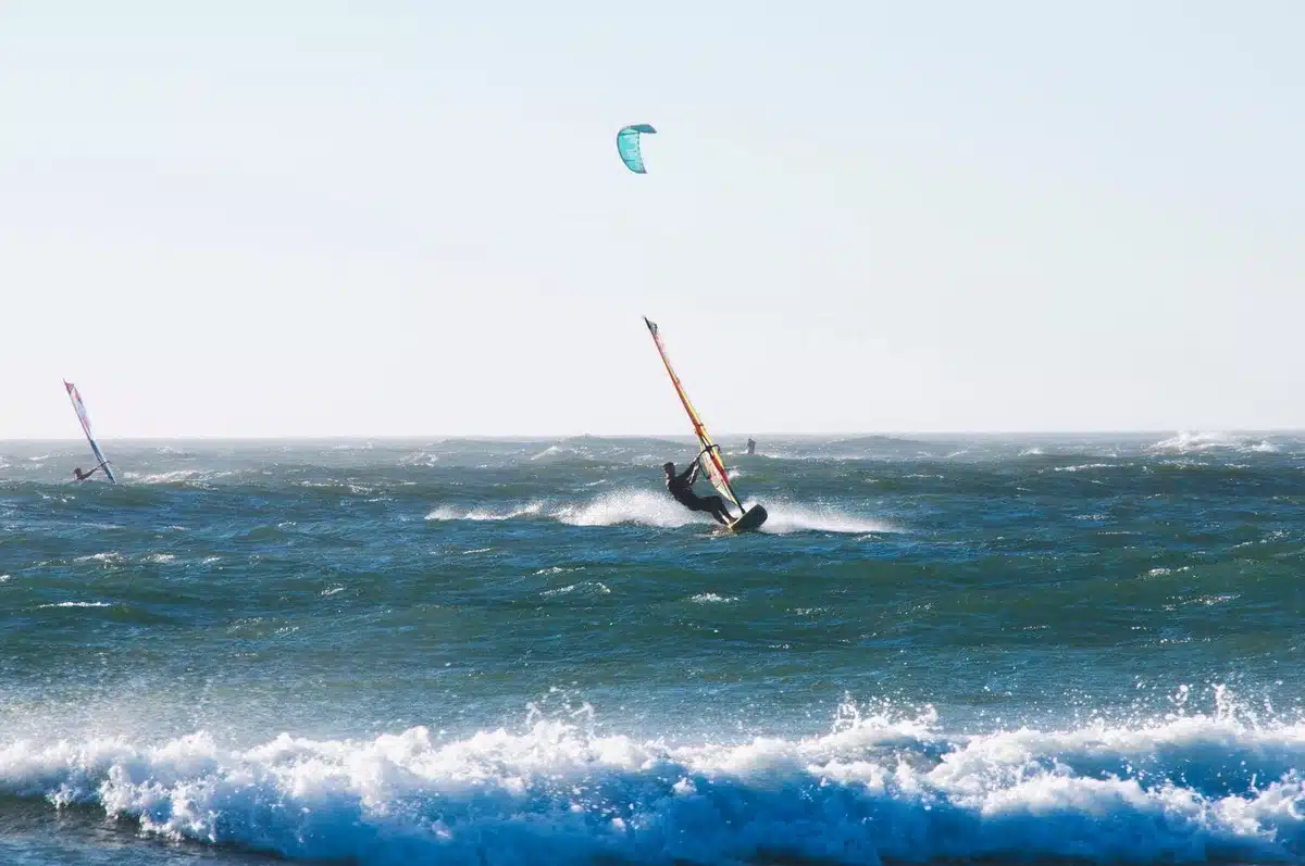 Windsurfer trainiert an der marokkanischen Atlantikk&uuml;ste mit konstanten Winden und Wellen