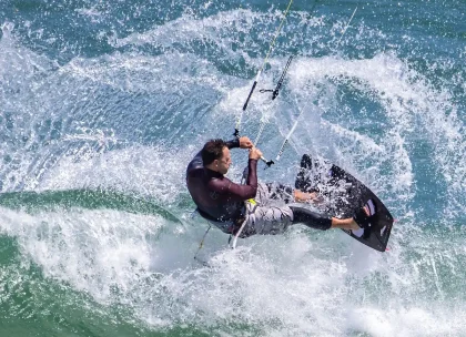 Windsurfer in Aktion auf dem Wasser mit Spritzwasser und Bewegung