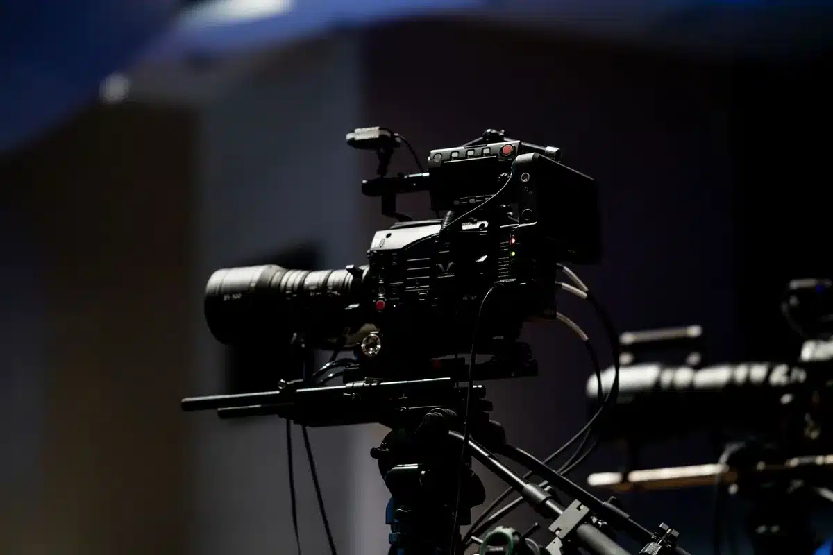 Drehbare Anamorphot-Optik an einer Filmkamera mit Orientierungsmarkierungen für Quer- und Hochformat