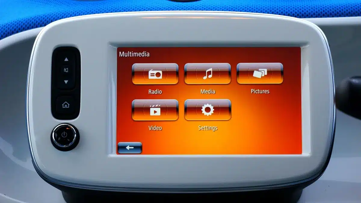 Hand stellt intelligentes Heizungsthermostat an der Wand ein