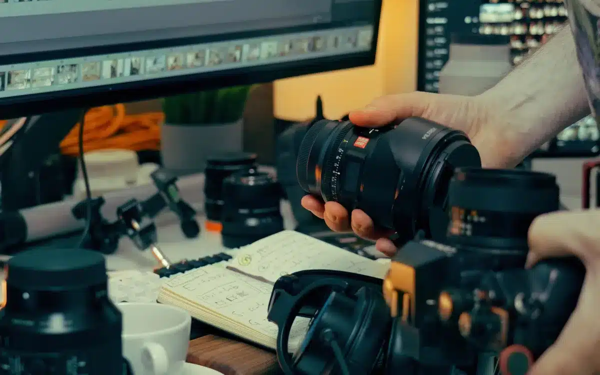 Notizbuch und Kamera auf Holzoberfläche, Dokumentation von Fotoprojekten