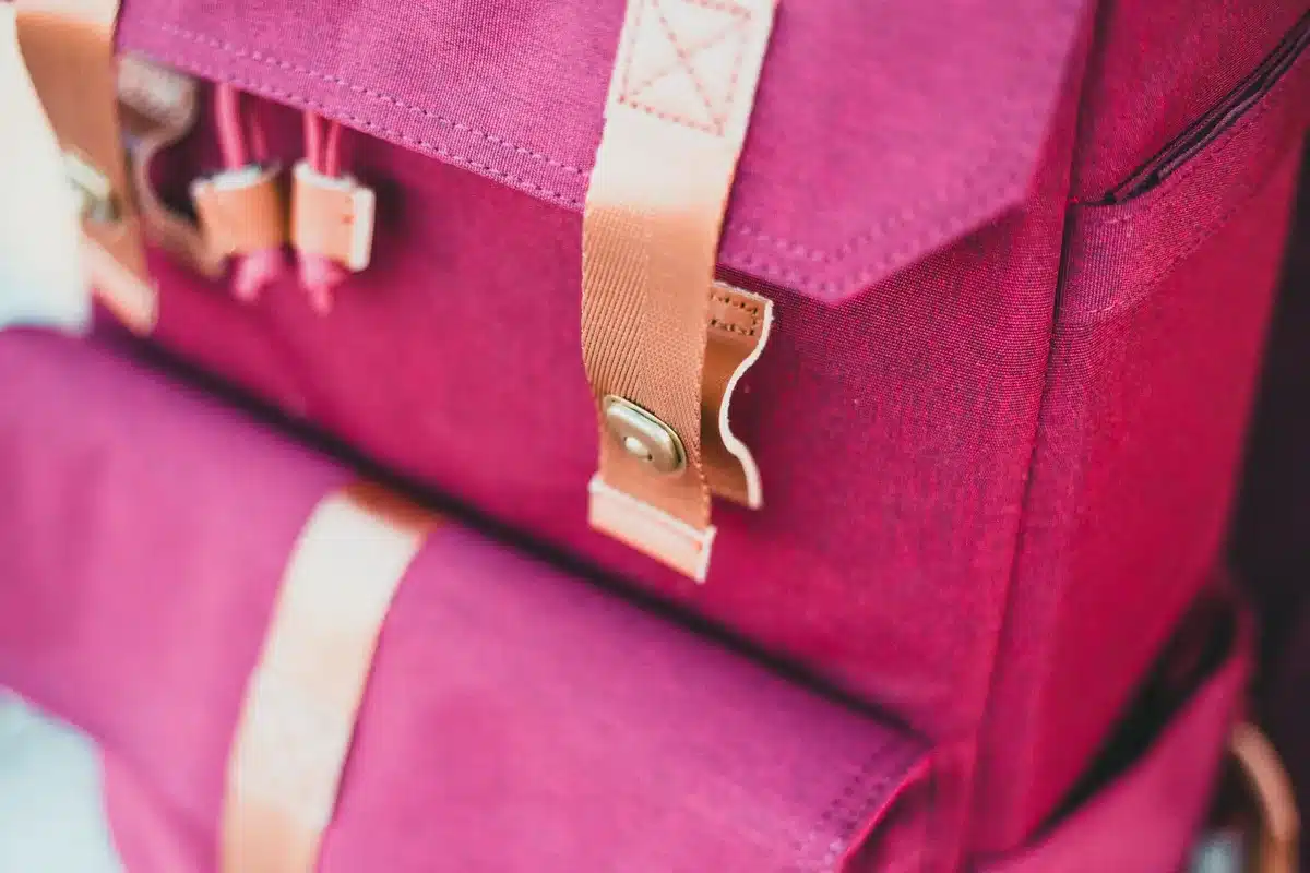 Fotorucksack mit Kameraausr&uuml;stung als Handgep&auml;ck im Flughafen