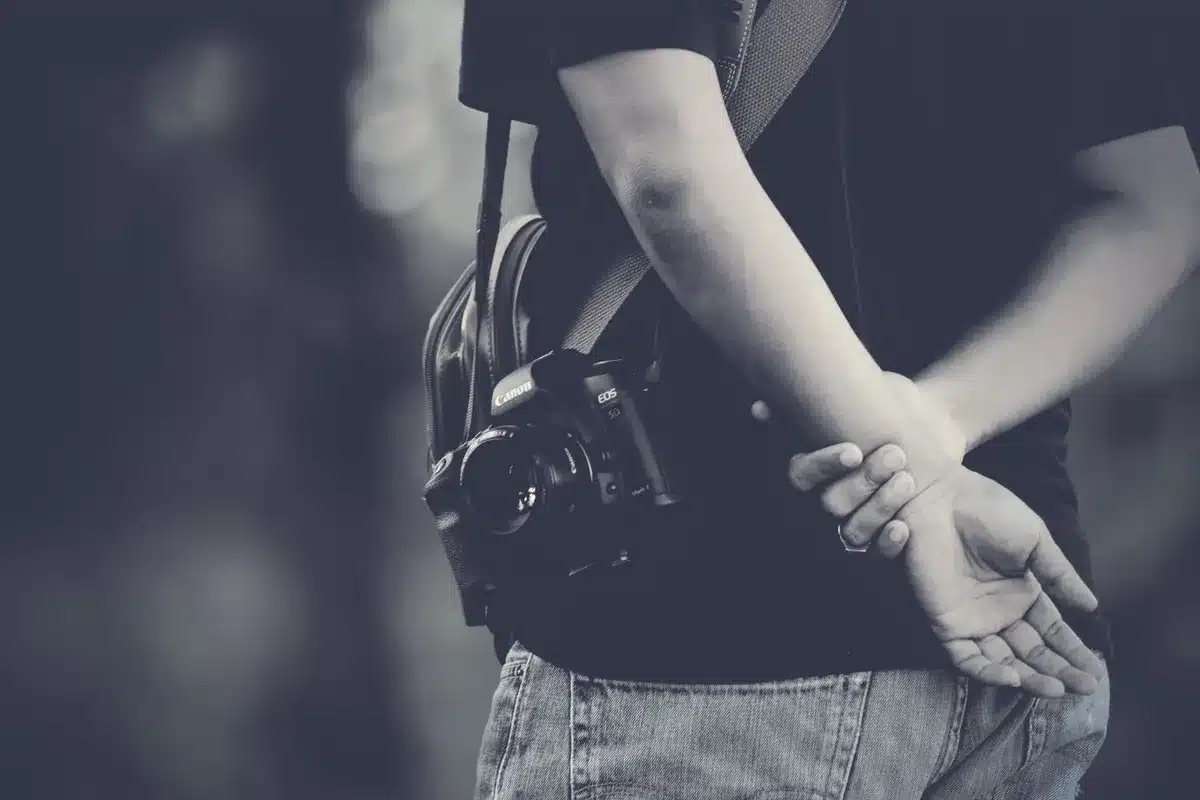 Kompakte Sling-Tasche mit Kamera &uuml;ber der Schulter f&uuml;r mobiles Fotografieren