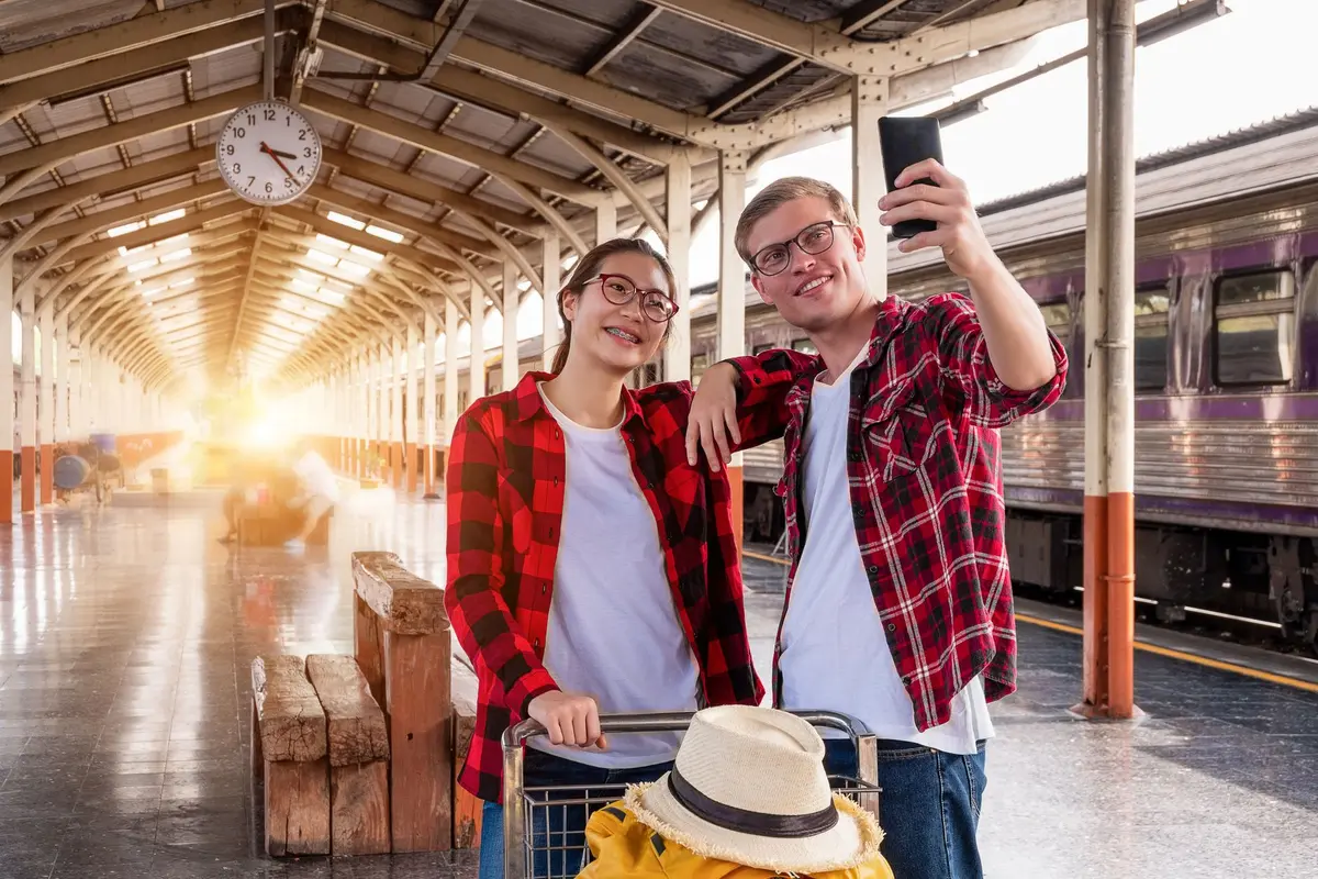 Rollbarer Fotorucksack mit ausklappbaren Schultergurten am Flughafen