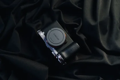 Kompaktes Zoomobjektiv mit Autofokus auf Spiegelreflexkamera montiert