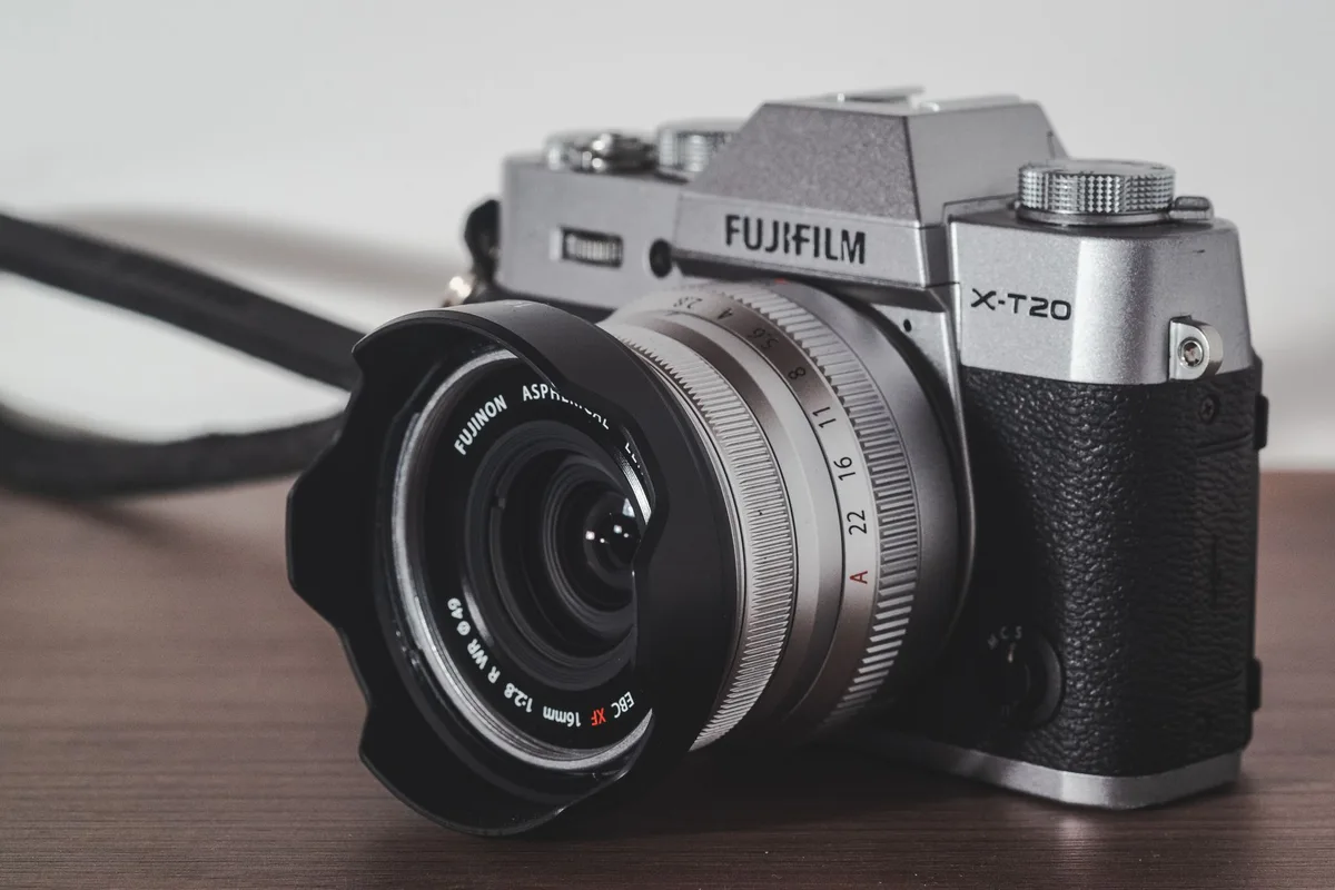 Silberfarbene Viltrox Air-Objektive für Fujifilm X-Mount Kameras