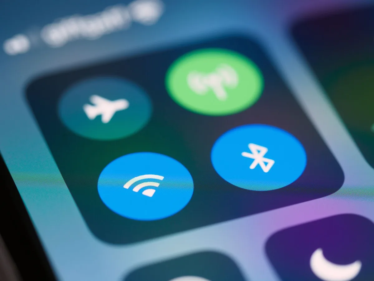 Smartphone mit aktiviertem WLAN und Netzwerkeinstellungen auf dem Bildschirm