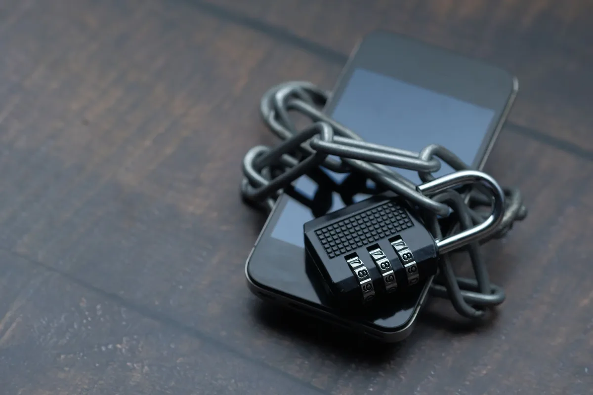 Handy mit Backup- und Wiederherstellungsoptionen in den Einstellungen